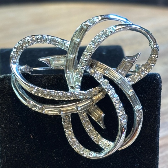Vintage Jewelry - Silver tone brooch with clear stones